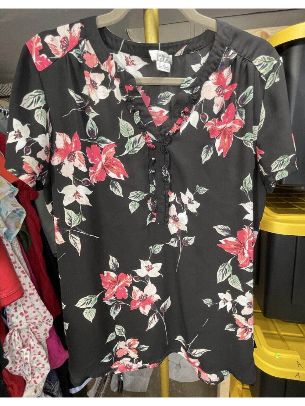 Van Heusen Floral Pullover Blouse Women's Large L V-Neck Short Sleeve Black Pink
